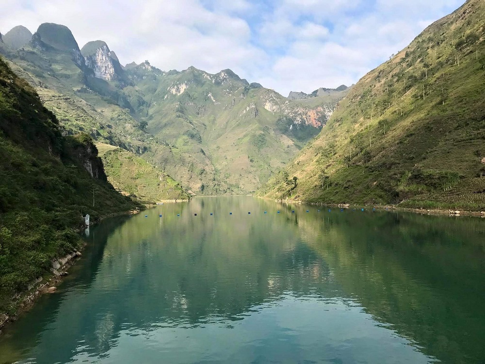 https://4wdtoursvietnam.com/wp-content/uploads/2017/09/lake-in-north-vietnam.jpg